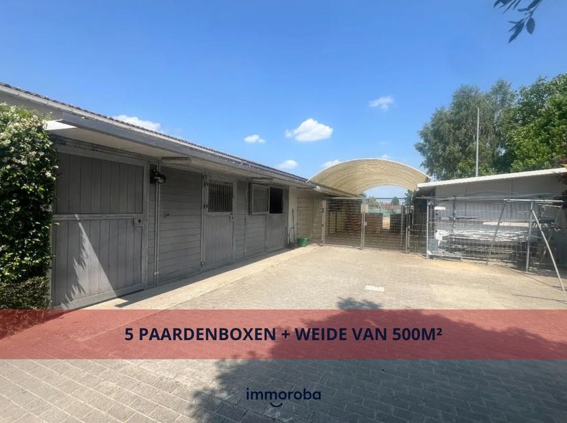 Op een rustige ligging met voldoende parking en manoevreerruimte voor de trailer.<br />
<br />
Extra info:<br />
Stockageruimte: 4 x 1.7m<br />
Box 1:
