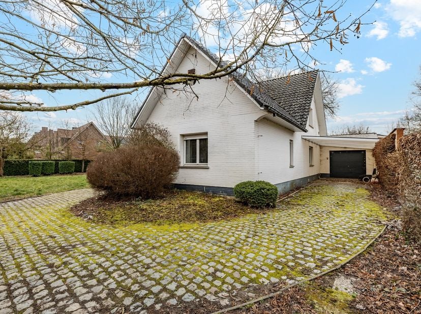 In het charmante en rustige Gijzegem bevindt zich deze karaktervolle open bebouwing uit 1971, gelegen op een mooi perceel van 1.094 m². Bovendien best