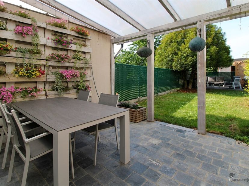 Instapklare woning met 4 slpkrs, 2 badkamers en gezellige tuin<br />
Deze charmante woning biedt verrassend veel ruimte en comfort. De woning combinee