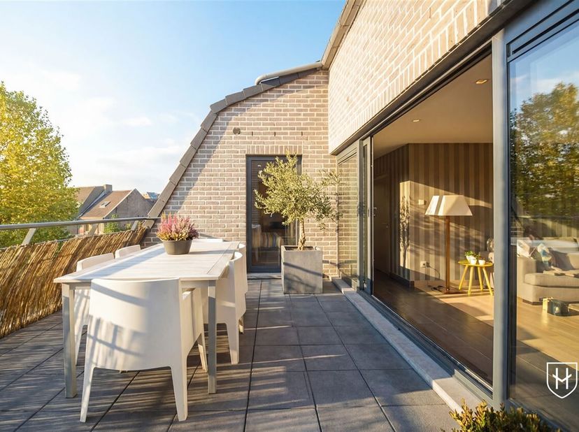Schitterend penthouse met ruim zonneterras en een ondergrondse autostaanplaats, gelegen in het historische centrum van Stokkem. Op slechts 400 meter b