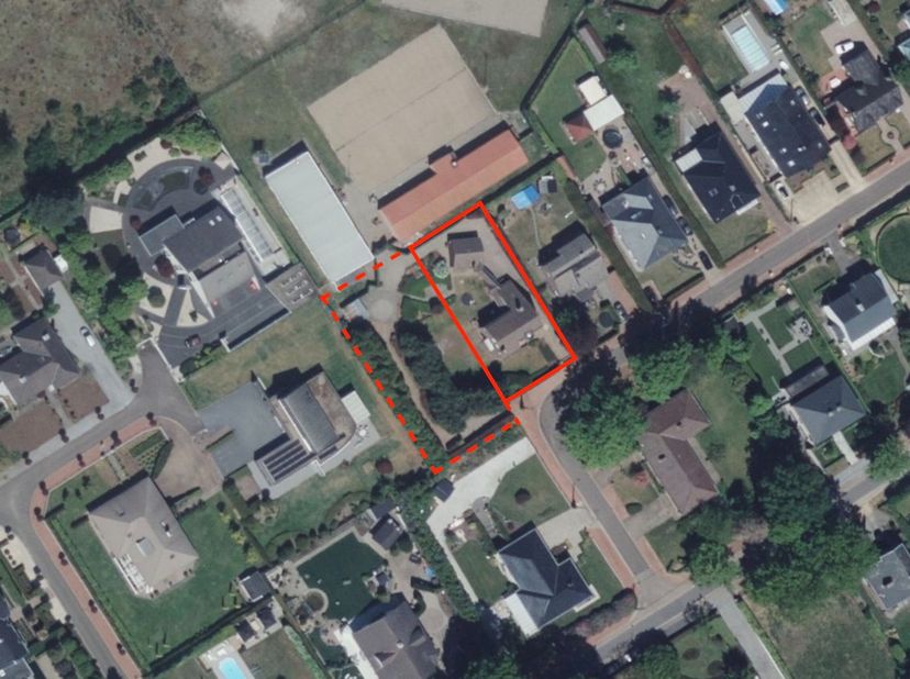 Royale gezinswoning met 4 slaapkamers op toplocatie, inclusief naastliggend perceel grond.<br />
<br />
In een rustige, bosrijke woonomgeving, op wand