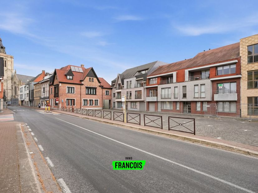 Dans un emplacement agréable, en plein cur de la place Burgemeester Bertenplein à Poperinge, se trouve cet appartement soigné et prêt à emménager, sit