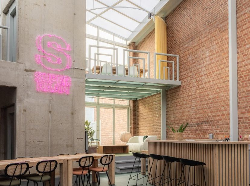 SuperRaam is geen stoffig kantoor of cowork-cliché. SuperRaam is een plek waar energieke mensen en frisse ideeën samenkomen. Je werkt, vergadert of or