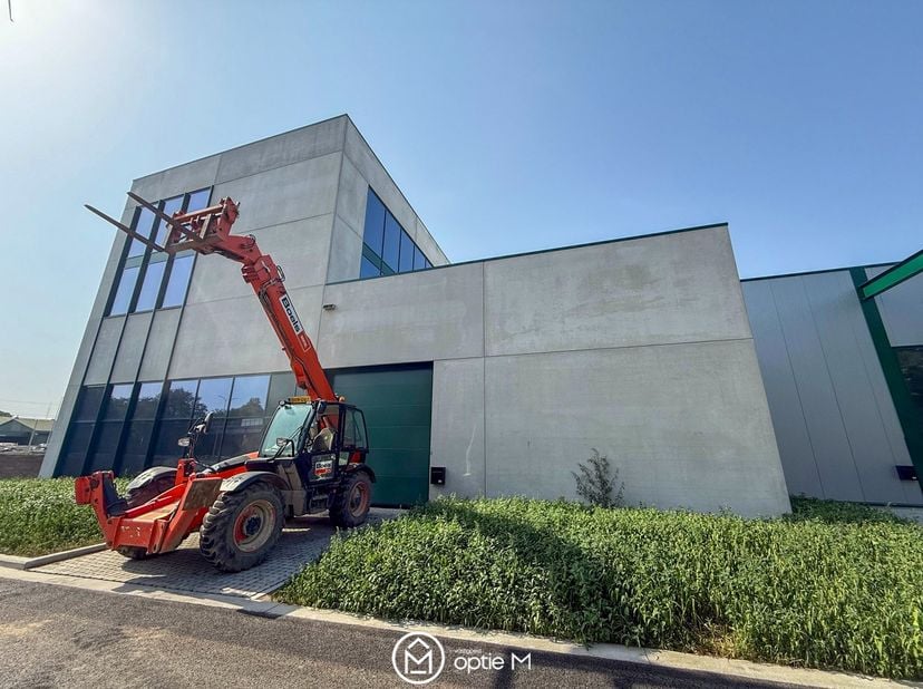 KMO-unit/showroom van 622 m²&amp;nbsp; op gelijkvloers en met totale oppervlakte voor kantoren van 724 m²&amp;nbsp;verdeeld over 2 verdiepingen. Bovendien is