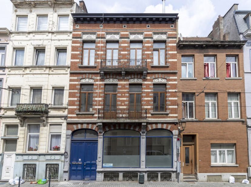 Rez professionnel (commerce/bureaux), situé à proximité des transports en commun (tram dans la rue), de la Place Collignon, non loin du Boulevard Lamb