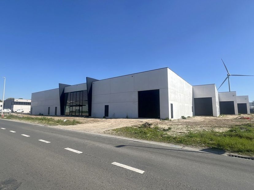 406m² de nouveaux entrepôts avec 1 place de parking<br />
Emplacement : sur le parc d'activités Durmakker, stratégiquement situé à proximité de la R4,