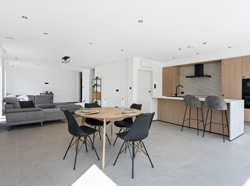 Volledig instapklare moderne halfopen bebouwing in de Herderstraat te Sint-Truiden met 3 slaapkamers, extra polyvalente ruimte, tuin en terras. Deze v