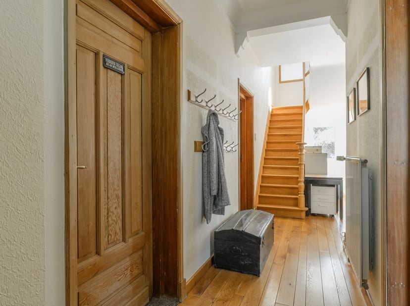 Deze charmante en bijzonder ruime karakterwoning uit 1935 combineert authentieke elementen met verrassend veel leefruimte. Met maar liefst 5 slaapkame