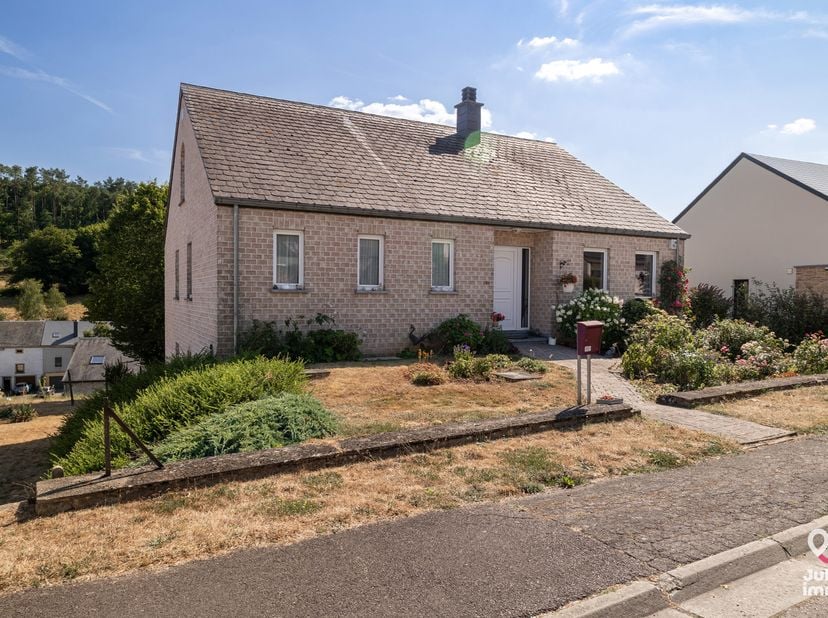 Juliet Immo vous propose de découvrir cette agréable maison 4 façades construite en 2003, implantée sur un beau terrain offrant un cadre de vie paisib