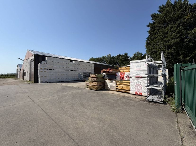 Ruim magazijn van 500 m² te huur in Kieldrecht, ideaal voor passieve opslag van materiaal en goederen.<br />
<br />
Het magazijn is gelegen op een afg