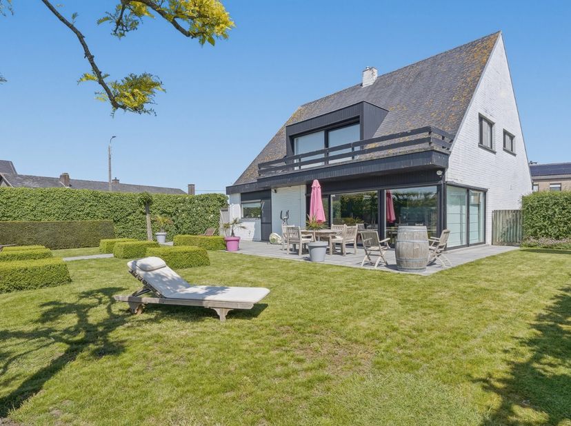 Rustig gelegen alleenstaande woning met prachtige tuin op een perceel van 980 m² in een residentiële woonwijk te Eernegem. Deze ruime gezinswoning bes
