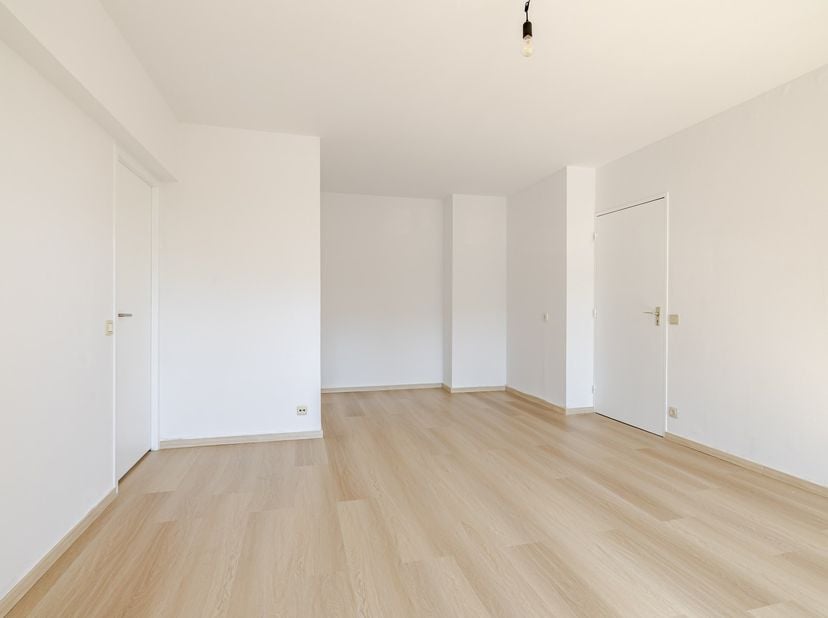 Ontdek dit aangename en lichtrijke appartement, gelegen op de eerste verdieping, met een bewoonbare oppervlakte van 55 m². Dankzij de grote raampartij