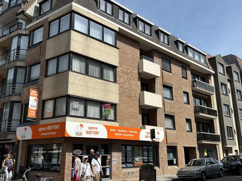 Appartement très agréable avec une belle terrasse ensoleillée. Dans le centre et à 100 mètres de la digue de mer. En parfait état.