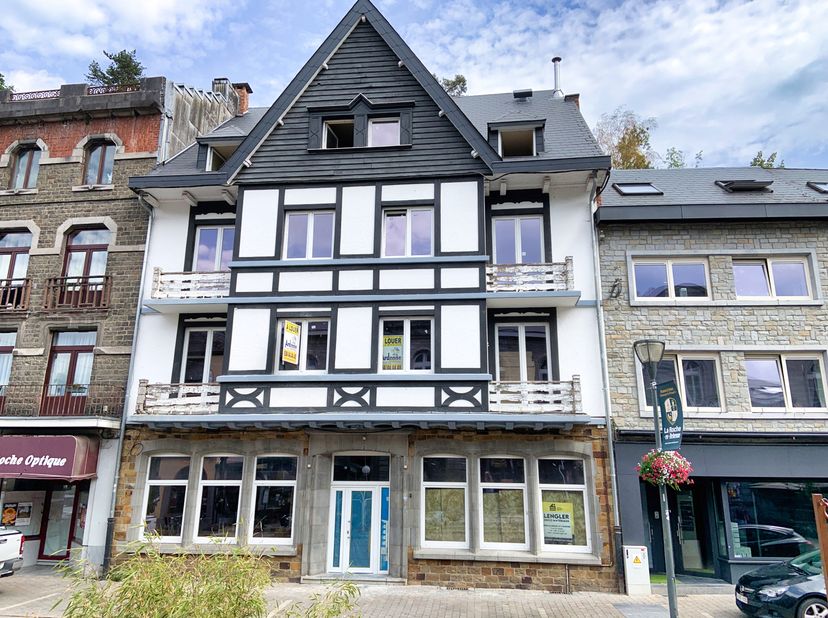 Glv: inkomhal/receptie van het hotel, ontbijtzaal, professionele keuken, restaurant met aparte ingang en/of in verbinding met het hotel, plus sanitair