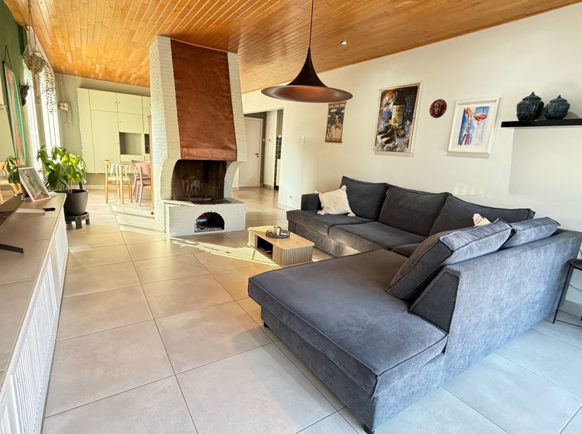 Gerenoveerde open bebouwing met opbrengsteigendom op topligging in Oudsbergen!<br />
<br />
Deze ruime en volledig gerenoveerde open bebouwing (210 m²
