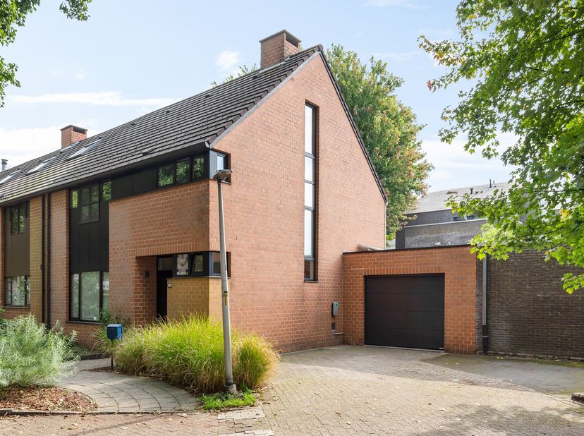 In een rustige en residentiële wijk in Brasschaat, op korte afstand van het centrum, de Golf van Brasschaat en het Park van Brasschaat, bevindt zich d