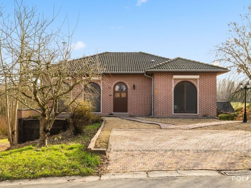 Deze ruime villa, gebouwd in 2000, is gelegen op een ruim perceel in een residentiële buurt in Herent, op een steenworp van Leuven. Met een bewoonbaar