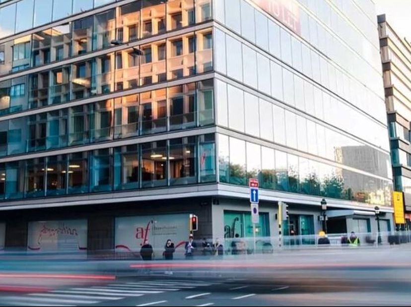 Deze locatie aan de Kunstlaan maakt een functionele werkplek mogelijk op een van de meest strategische locaties in de Brusselse Europese wijk. Dankzij