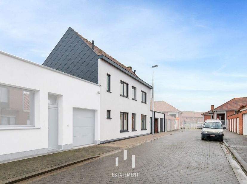 Met plezier stellen wij u dit recent gerenoveerde investeringspand voor, centraal gelegen in Geluwe.<br />
Deze eigendom omvat twee appartementen en v