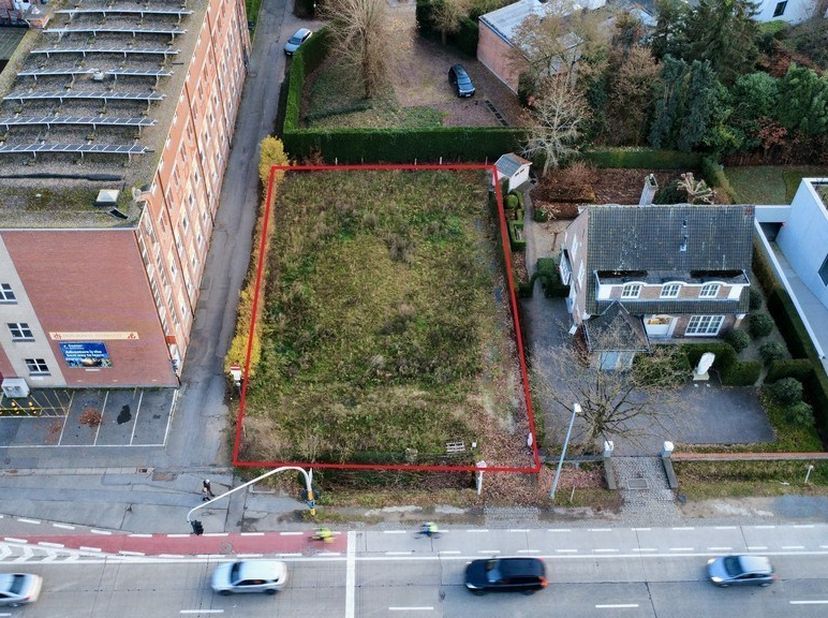 Commercieel gelegen bouwgrond van 706 m² voor een kantoorproject langs de Kortrijksesteenweg in Gent, strategisch gesitueerd tussen afrit R4 (350 m) e