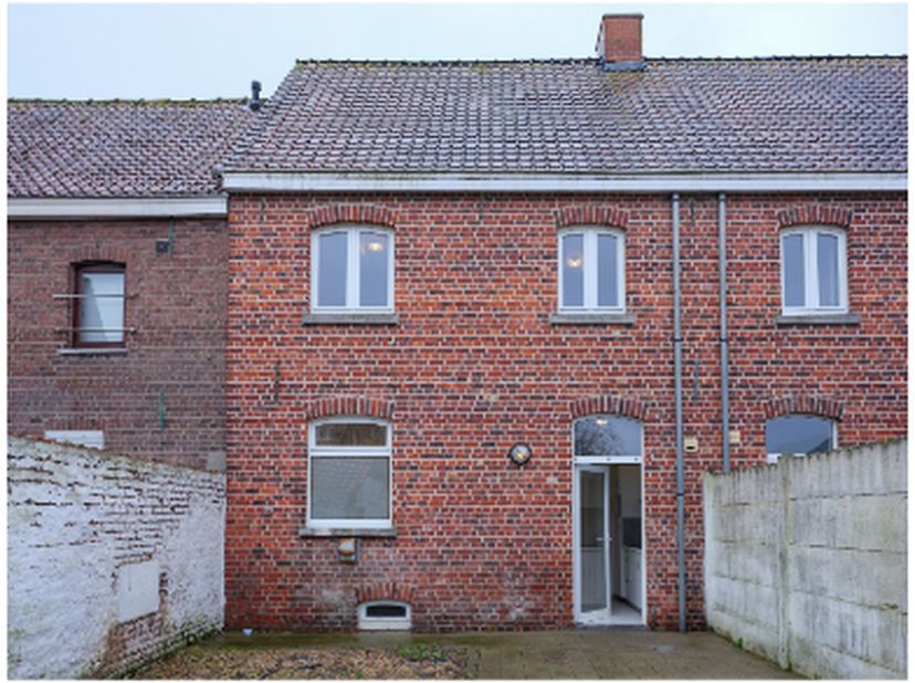 Moorslede-centrum. Rijwoning ideaal als starter of als investering te koop via een biedingssysteem. 4 slaapkamers. Gedeeltelijk te renoveren. Bieden k