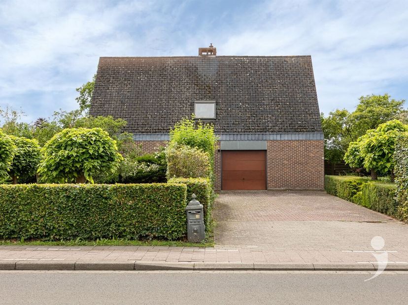 Bent u op zoek naar een ruime, zongerichte gezinswoning met vele mogelijkheden dan is deze woning zeker een bezoek waard!<br />
Via de inkomhal, voorz