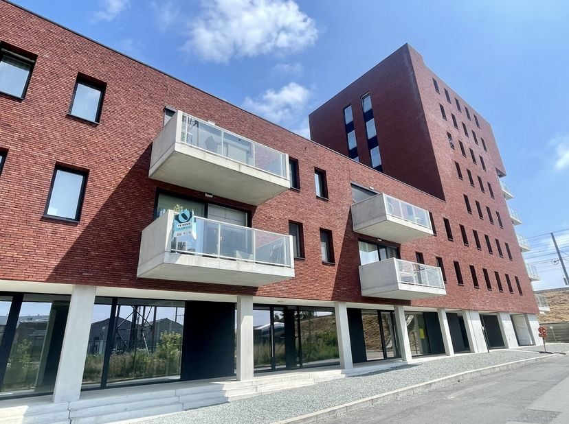 Dit aangenaam 1 slaapkamer-appartement is gelegen op de eerste verdieping te Deinze.<br />
<br />
Het appartement geniet van een gunstige ligging in d