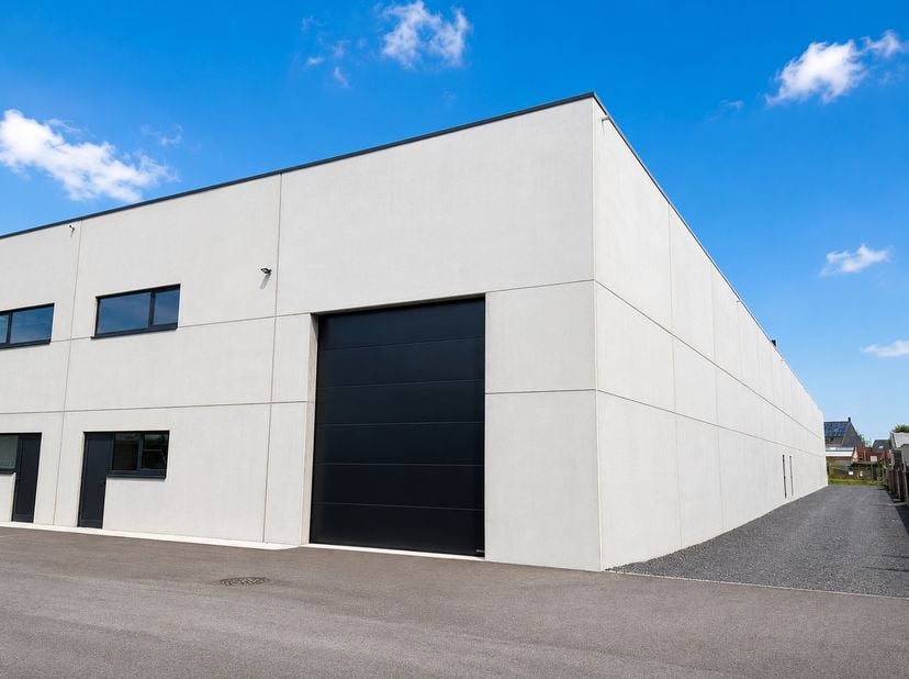 Nieuwbouwloods te koop in hartje Eeklo – Strategische locatie voor ondernemers en investeerders!<br />
<br />
De loods is gelegen in een recent ontwik