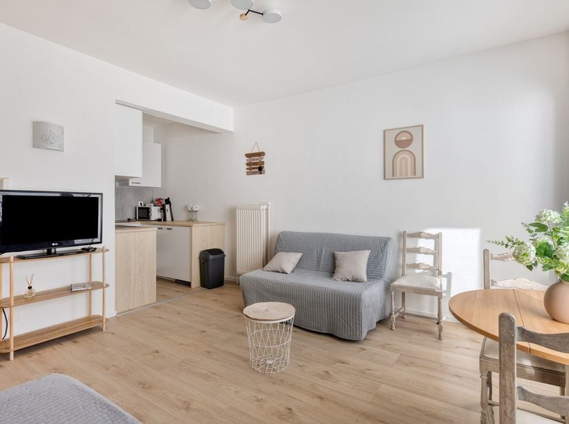 In de residentie Galion, centraal gelegen in de Portiekenlaan te Westende-Bad, bevindt zich deze prachtig gerenoveerde studio op de 5e verdieping aan