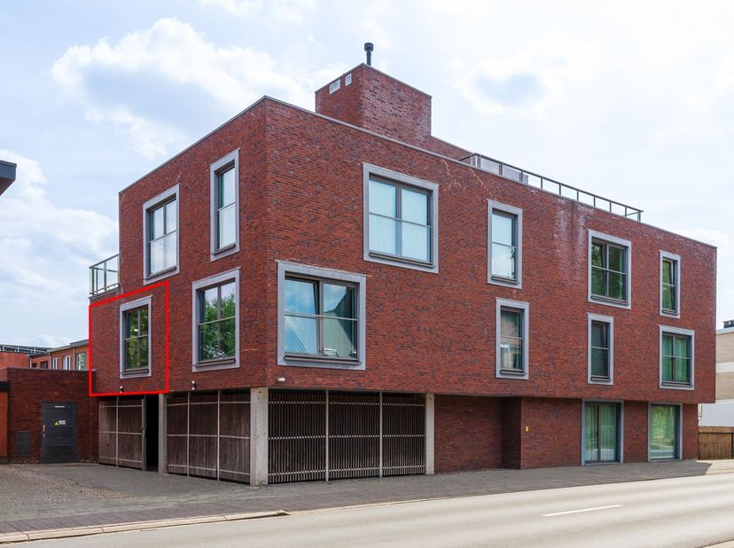 Modern afgewerkt appartement (ca. 60 m²) met één ruime slaapkamer, zonnig terras en private autostaanplaats, gelegen in een recent gebouw uit 2016. Mo