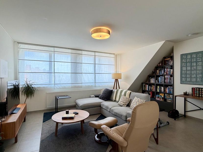 Ben jij op zoek naar een stijlvol appartement waar comfort, licht en buitenruimte centraal staan? Dit prachtige appartement op de bovenste verdieping
