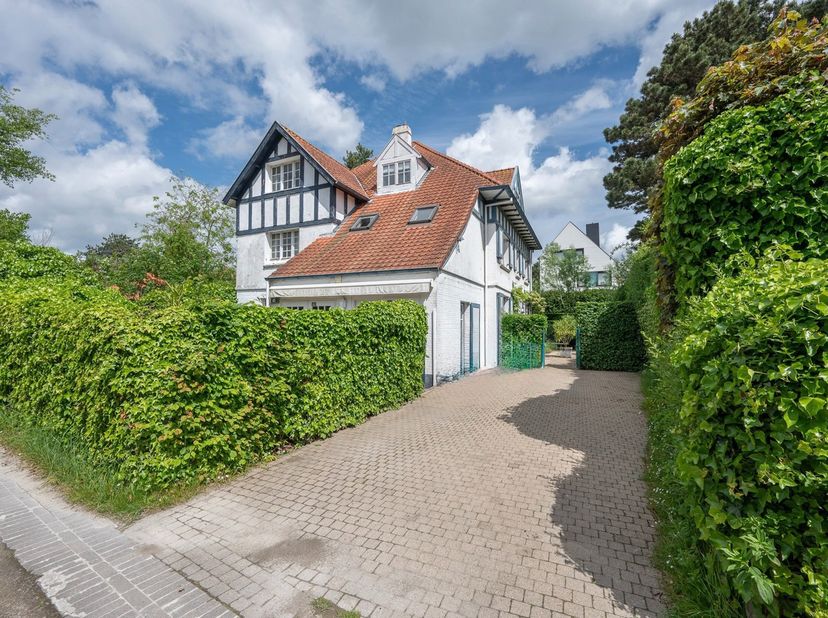 Charmante koppelvilla rustig gelegen in het Britspad/Poolspad vlakbij het Dominicanenkerkje, in hartje het Zoute. De lichtrijke woon- en eetkamer geni