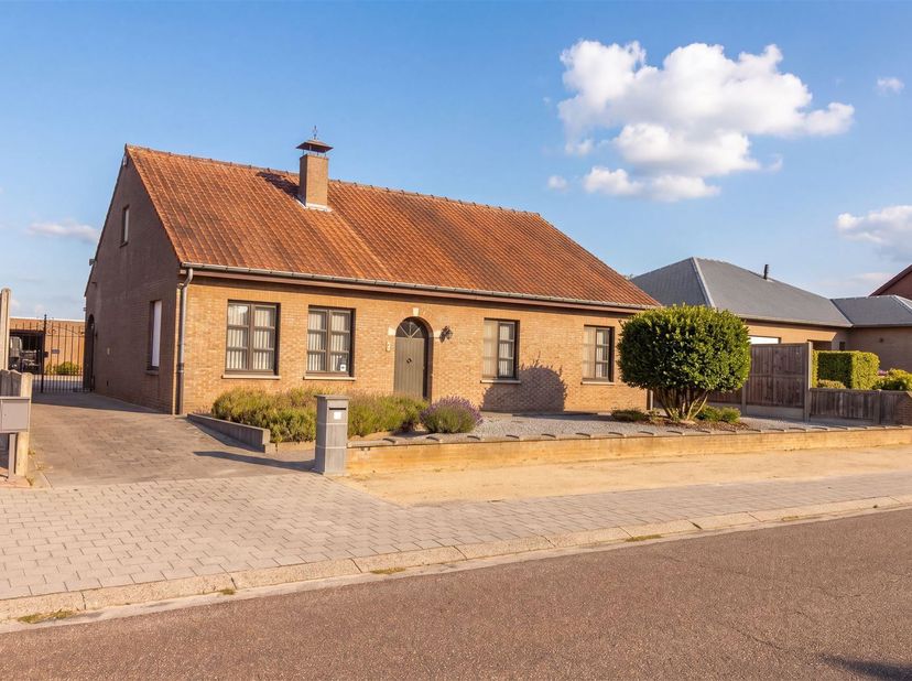Ruime woning, rustig gelegen net buiten het centrum van Oosterlo, Indeling beneden: Inkomhal, woonkamer, keuken, berging, toilet, badkamer, 3 slaapkam