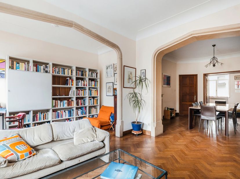 Victoire Junot vous présente en exclusivité ce bel appartement de charme de ±116 m². Cet espace élégant comprend un séjour spacieux, une cuisine de ca