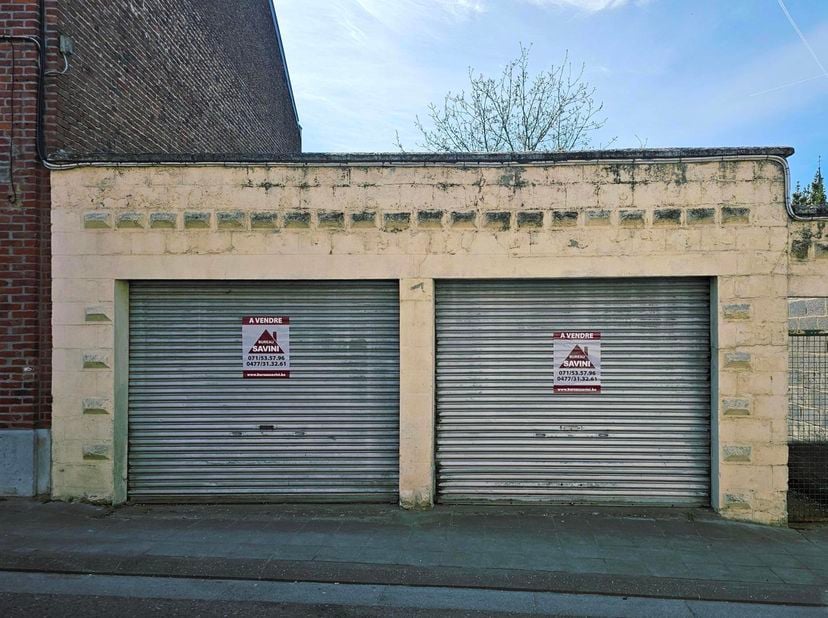 À vendre – Situés Rue des Juifs à Fontaine‑l’Évêque, Deux garages doubles accompagnés d’un terrain constituent une opportunité rare. L’ensemble dévelo