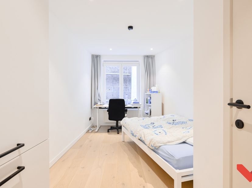 Cette charmante chambre étudiante entièrement rénovée bénéficie d’un emplacement exceptionnel, directement située sur la Vismarkt.<br />
La chambre di