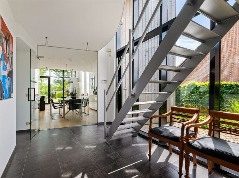 Ruime, instapklare woonst met zonnepanelen op een perceel van 1.400m²<br />
 De woning dateert van 1994, is uitstekend onderhouden en voldoet aan de h