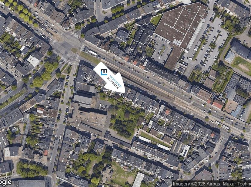 Deze ruime woning biedt verrassend veel mogelijkheden en is ideaal voor gezinnen of wie wonen en werken wenst te combineren. Dankzij de gunstige liggi