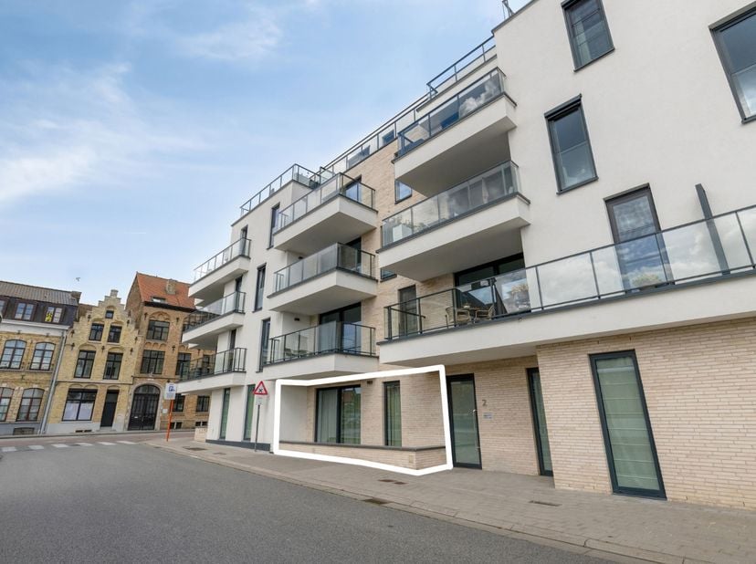 In het centrum van Diksmuide bevindt zich dit instapklare appartement met twee slaapkamers, gelegen op het gelijkvloers van residentie 'Patersvat'. Da