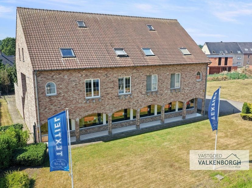 CONTACT&amp;nbsp;<br />
Jeroen Vandormael: jeroen@vastgoedvalkenborgh.be | 0498/05.76.72&amp;nbsp;<br />
<br />
Op een strategische zichtlocatie, centraal gel