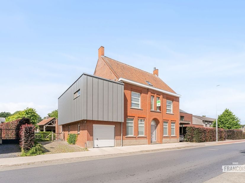 Op een centrale ligging in Koolskamp (Ardooie) bevindt zich deze uitzonderlijk ruime en instapklare woning met een bewoonbare oppervlakte van maar lie