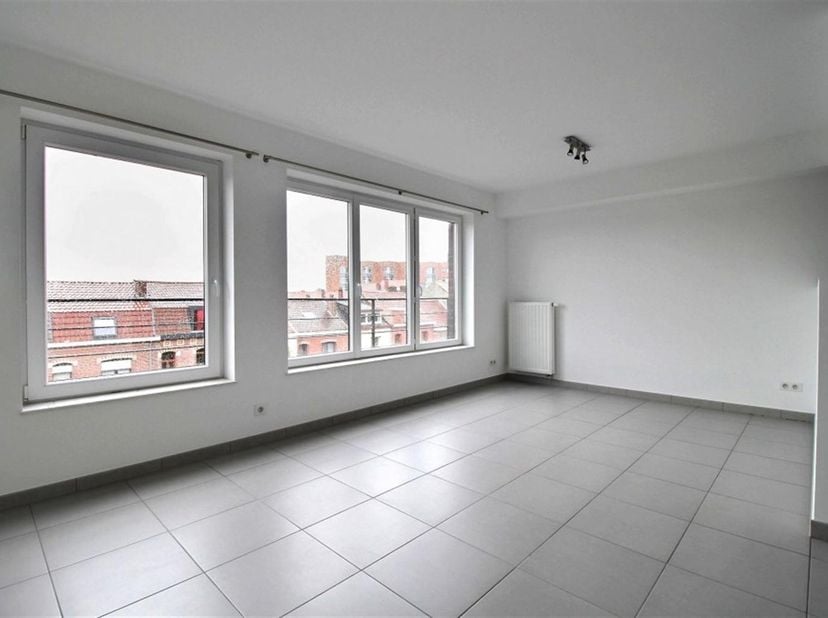Hall d'entrée, <br />
Wc séparé,<br />
Cuisine full équipée avec taques à induction, four, hotte, évier, frigo, lave-vaisselle et nombreux espaces de