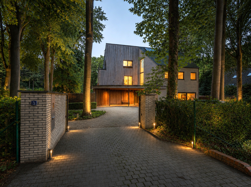 Gelegen in de prestigieuze regio Beisbroek, ontworpen door architect Luc De Meyer, vinden we deze villa terug op een royaal perceel van 1.519m² met ee