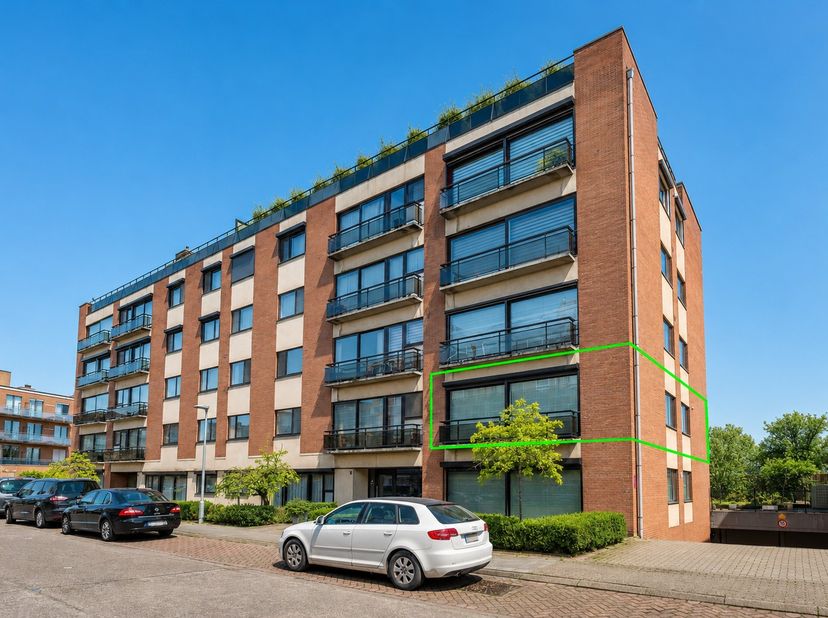 Dit stijlvol gerenoveerde appartement met een bewoonbare oppervlakte van ca. 110 m² is centraal, doch rustig gelegen in Schoten. Gelegen in een goed o