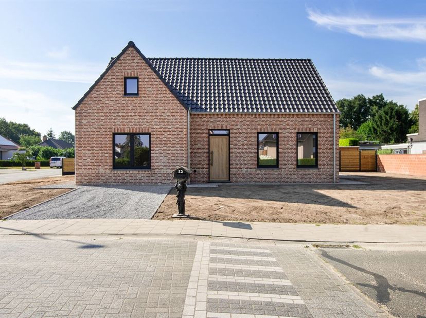 Volledig gerenoveerde gezinswoning met 4 slaapkamers in Kaulille<br />
Bent u op zoek naar een energiezuinige woning waarbij u enkel nog de afwerking