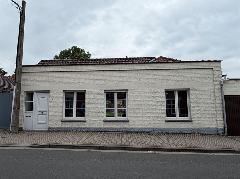 Mooi huis met 3 slaapkamers, 2 badkamers, een terras en een tuin; gelegen vlak bij het centrum van Péruwelz. <br />
Deze gelijkvloerse woning bestaat