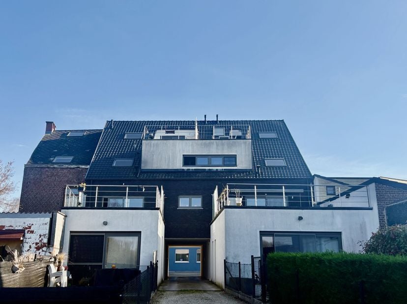 Op wandelafstand van recreatiedomein de Gavers situeert zich dit duplex appartement! Het appartement bevindt zich op de tweede en derde verdieping van