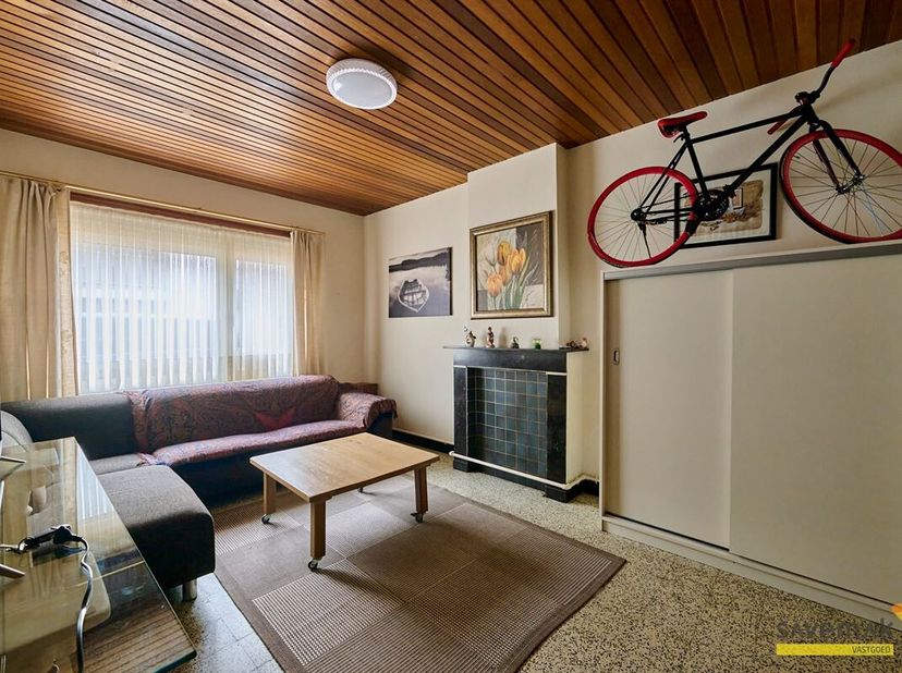 Dit charmant rijhuis is de ideale starterswoning.<br />
Binnenkomen doen we in de ruime en lichtrijke hal. deze geeft uit op de woonkamer en keuken.<b
