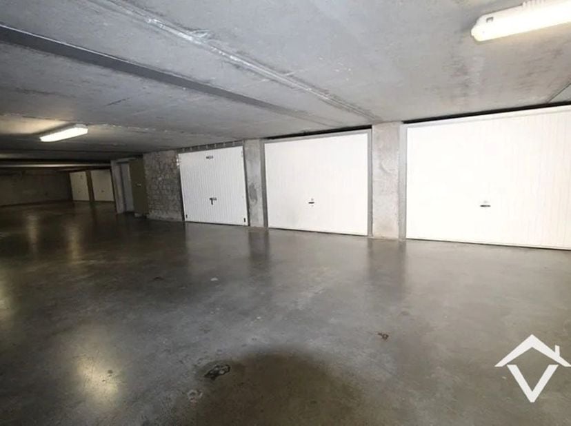 1 ondergrondse garage te huur in de Dorpsstraat 57. Beschikbaar 1/08/2026. Verlichting in garage voorzien. EPC waarde:/ UC:/ Huurprijs 85 €/mnd