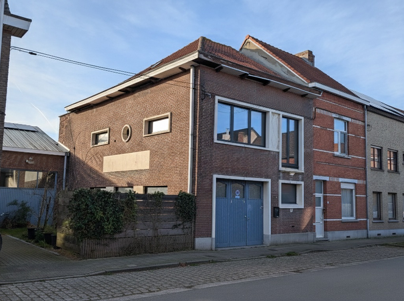 Renovatieproject: Industrieel Pand met 279m² Potentieel – Sint-Amandsberg<br />
Dit voormalige industriële pand uit 1949 biedt een aanzienlijk volume